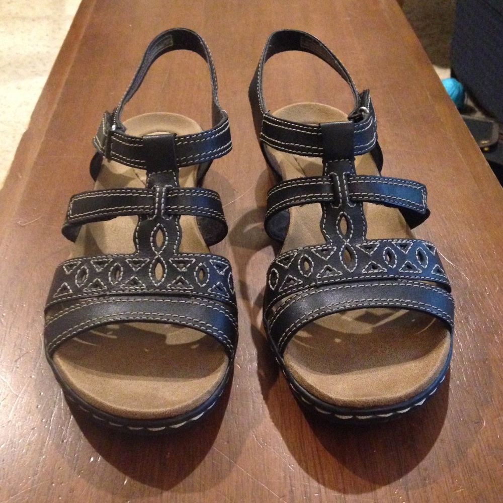 Clarks Leisa Apple black leather sandals